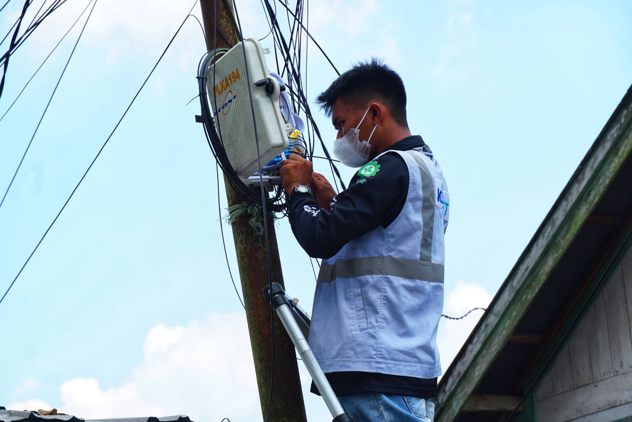 Teknisi TJKT sedang melakukan instalasi jaringan komputer